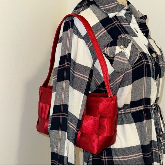 The Original Seatbelt Bag Shoulder Handbag Purse RED w/seatbelt tag - Picture 8 of 8